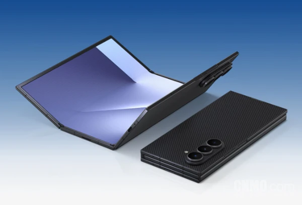 サムスンの三つ折りカメラは最後の製品となるのか？幹部へのインタビューによると、後継機種の登場は依然として不透明だ。